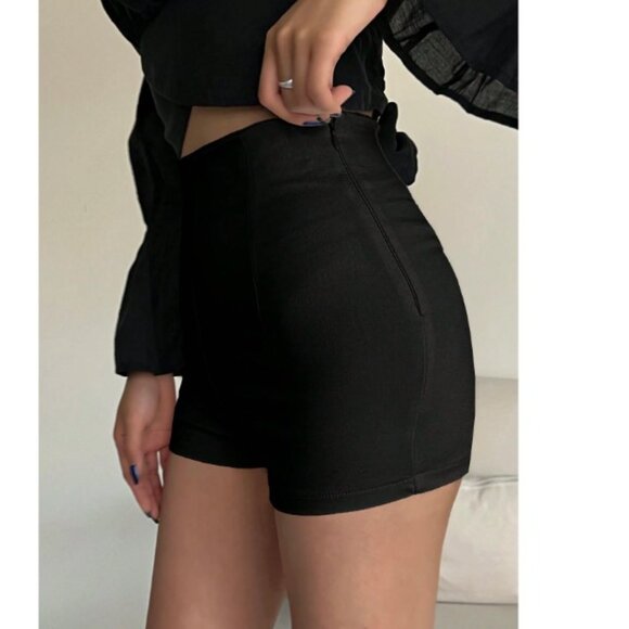 NEW! DAZY Women's Solid Color Slim Fit Shorts -- Size Medium - Picture 2 of 6